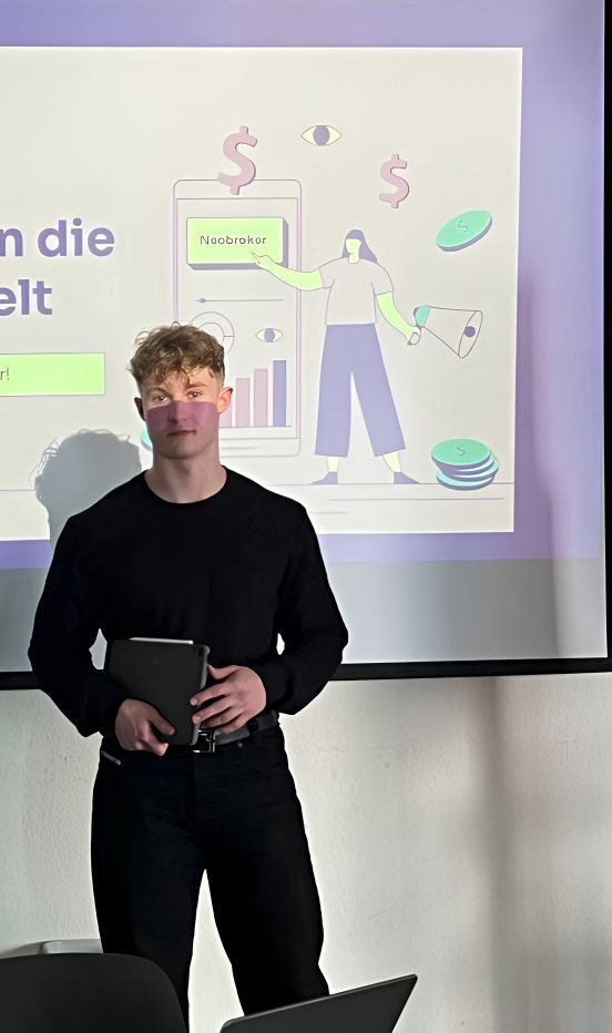 Elias Tandel vor der Startfolie „Dein Start in die Finanzwelt“